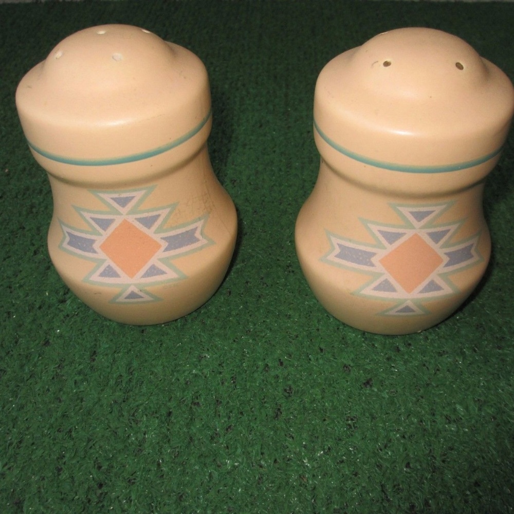 VINTAGE SOUTHWEST SALT & PEPPER SHAKERS